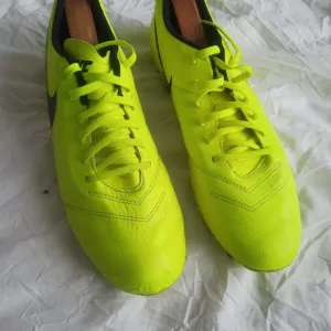 NIKE football shoes 25 pairs